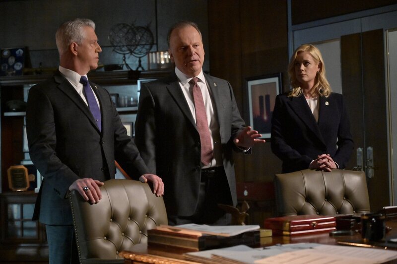 (v.l.n.r.) Garrett Moore (Gregory Jbara); Sid Gormley (Robert Clohessy); Abigail Baker (Abigail Hawk) – Bild: CBS BROADCASTING INC. /​ John Paul Filo