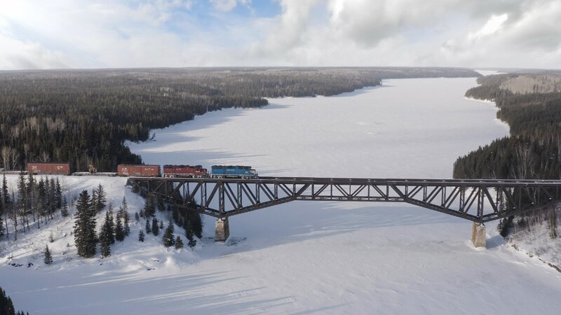 Güterzug der Hudson Bay Railroad auf dem Weg nach Churchill, Manitoba. – Bild: David McIlvride /​ Renegade Pictures