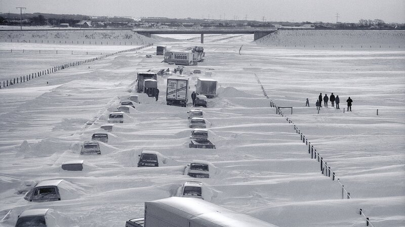 Eingeschneit auf der Autobahn. Zum Jahreswechsel 1978/​79 macht Fotograf Kai Greiser seine legendären Luftbilder. – Bild: NDR/​Kai Greiser