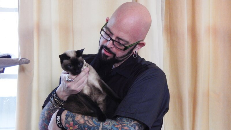 Jackson Galaxy holds Precious the cat. – Bild: Discovery Communications