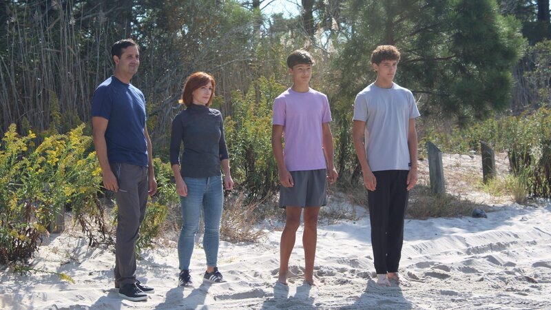 Bargain hunters Phil and Agata (L) stand on the beach with their two boys in Bethany Beach, DE, as seen on HGTV’s original series, Beachfront Bargain Hunt. – Bild: Discovery, Inc.