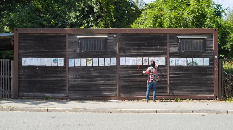 Immer noch Rebellin – Dagmar Ranft-Schinke bestückt ihre Pop-Up-Galerie in Adelsberg – Bild: MDR/inselfilm Immer noch Rebellin – Dagmar Ranft-Schinke bestückt ihre Pop-Up-Galerie in Adelsberg – Bild: MDR/inselfilm