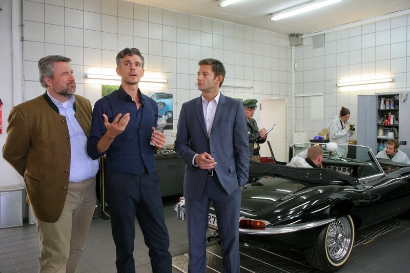 Die Cops (Dieter Fischer, l.; Igor Jeftic, r.) befragen Marcus Kempe (Matthias Beier, m.), der die Leiche gefunden hat. – Bild: ZDF und Christian A. Rieger – klick.