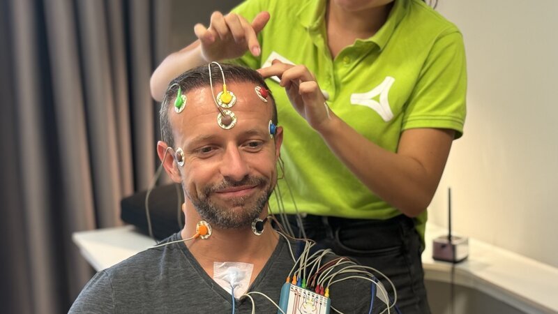 Im Schlaflabor sucht Waldemar nach der Ursache seiner Schlafstörung. – Bild: Daniela Hoyer /​ ZDF