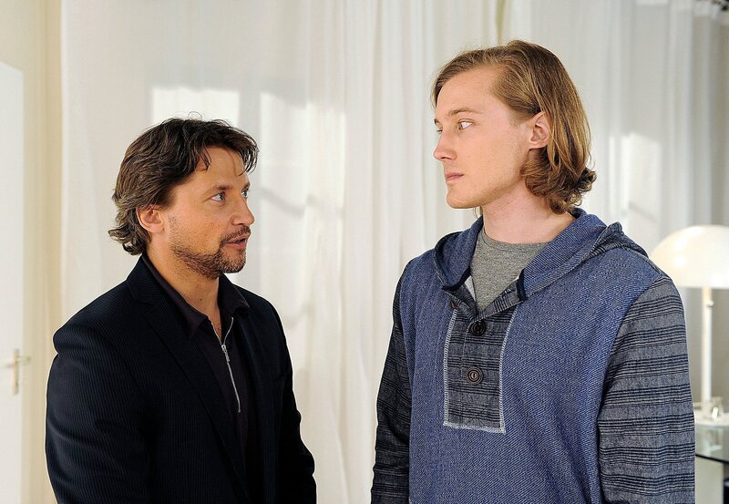 Brian (Alexander Becht, r.) erliegt dem Druck von Uli Klein (Patrick Fichte, l.) und verrät Jule. – Bild: ARD/​Nicole Manthey