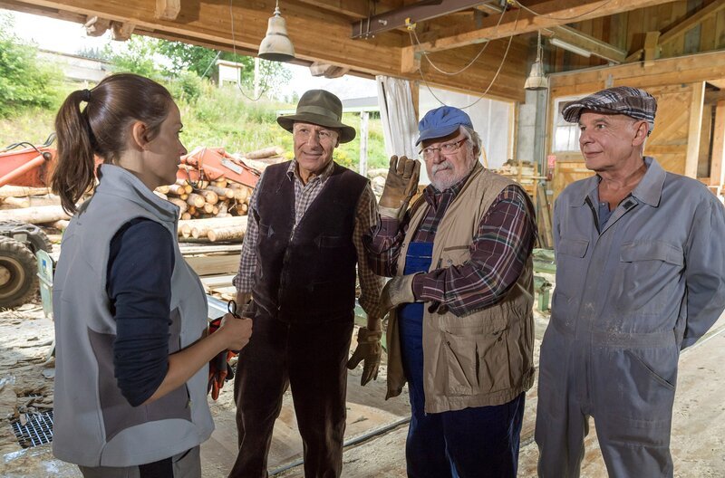 Als plötzlich „die drei Musketiere“ Franz, Hermann und Heinz (v.li. Edgar-M. Marcus, Wolfgang Hepp, Thomas Meinhardt) im Sägewerk einlaufen, kann Sophie (Janina Flieger, li.)ihr Glück kaum fassen. – Bild: SWR/​Alexander Kluge