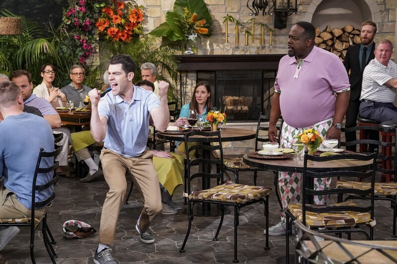 Dave Johnson (Max Greenfield, l.); Calvin Butler (Cedric the Entertainer, r.) – Bild: CBS Broadcasting, Inc. /​ Monty Brinton