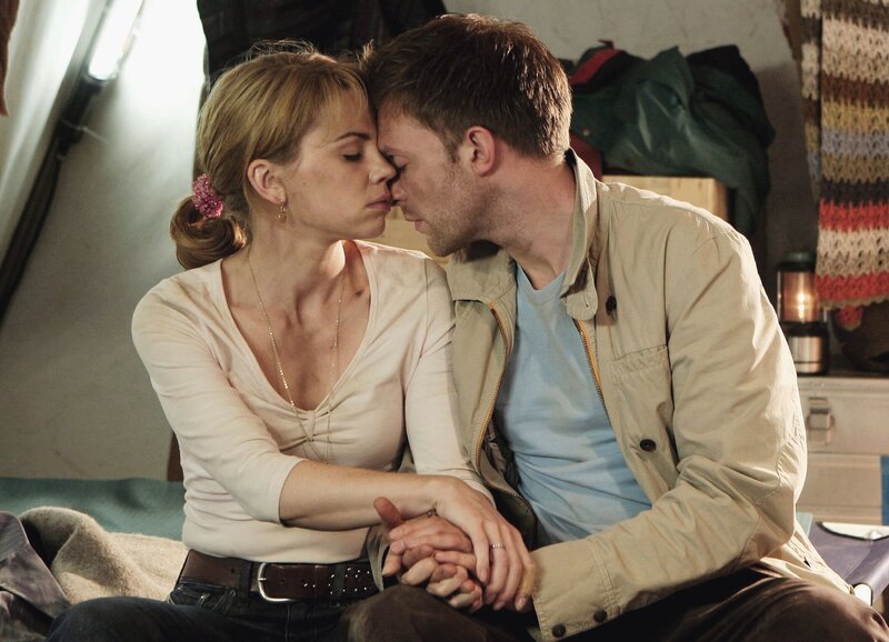 Wege zum Glück Kapitel 496 Staffel 1, Episode 496 Nina ist überglücklich, dass Ben ihr das Leben gerettet hat: Gisa Zach als Nina, Hubertus Grimm als Ben – Bild: SRF/​ZDF