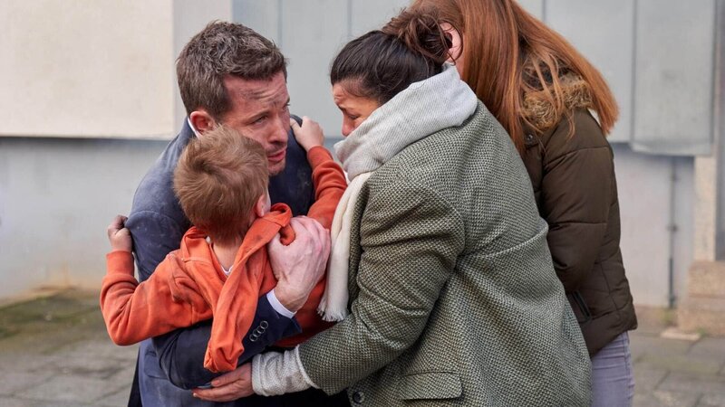 Alex Rode kommt an einer Gruppe Menschen vorbei, die vor einer brennenden Wohnung stehen. Ohne groß nachzudenken, rennt er ins Haus und rettet einem Jungen das Leben … – Bild: Foto: TVNOW /​ Frank Dicks