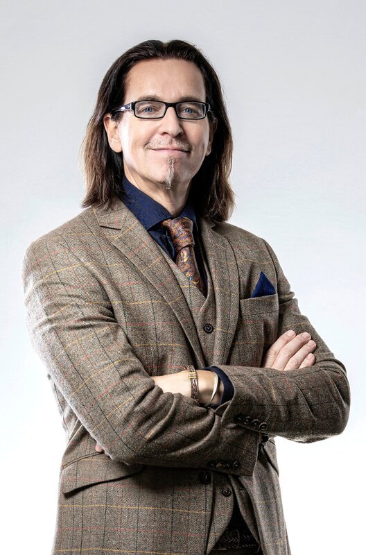 Kichernd durch die Weihnachtszeit mit Chako Habekost, der wissen will: Warum wird an Weihnachten so viel gelogen? Stammte einer der Heiligen Drei Könige aus der Pfalz? Wie findet man garantiert die falschen Geschenke? – Bild: SWR/​Hyp Yerlikaya