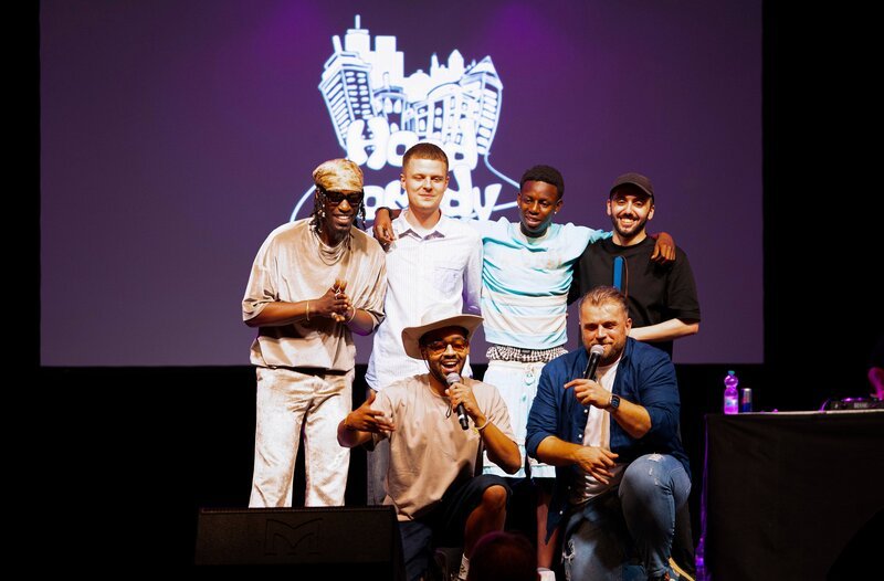 (hintere Reihe, v.l.n.r.) Captain Khalid, Alex Stoldt, Madiou Barry und Timur Turga; (vordere Reihe) die beiden Hosts und Gründer Bruno Banarby (li.) und Halid Rizvanovic. – Bild: HR