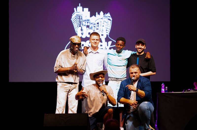 (hintere Reihe, v.l.n.r.) Captain Khalid, Alex Stoldt, Madiou Barry und Timur Turga; (vordere Reihe) die beiden Hosts und Gründer Bruno Banarby (li.) und Halid Rizvanovic. – Bild: HR