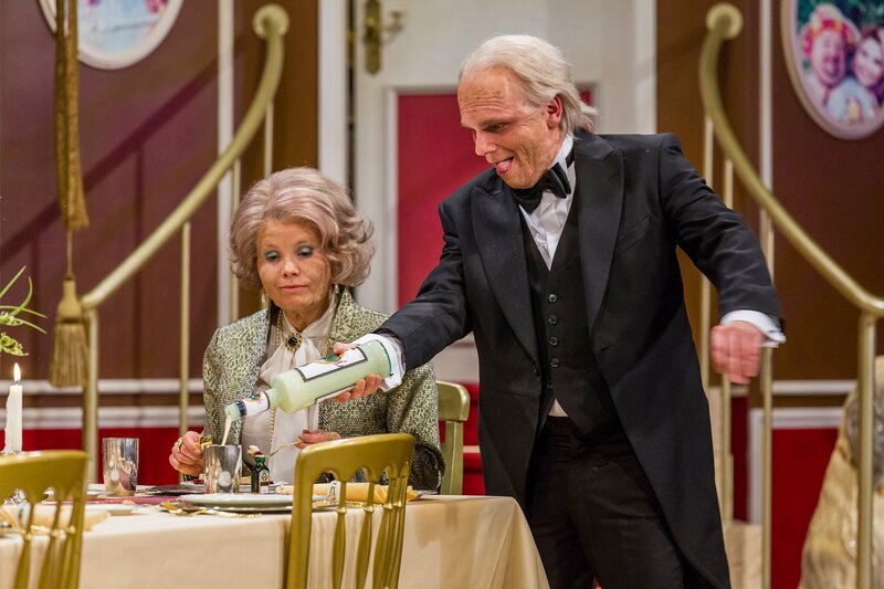 WDR Fernsehen DINNER OP KÖLSCH, „mit Annette Frier und Ralf Schmitz“. Annette Frier als Annette und Ralf Schmitz als Butler Ralph sind die Protagonisten in diesem ganz speziellen Dinner, das nicht nur rheinische Herzen höher schlagen lässt. – Bild: WDR/​Herby Sachs