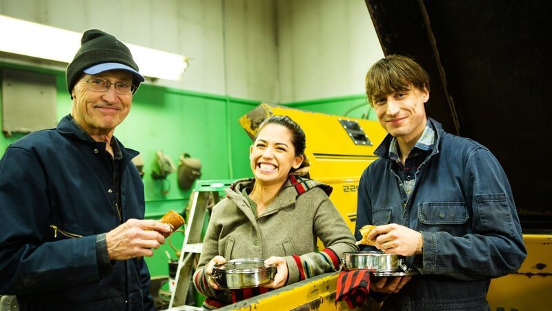 Molly Yeh poses her husband, Nick, and her father-in-law, Roger, as seen on Girl Meets Farm, season 6. – Bild: Discovery, Inc. All Rights Reserved.