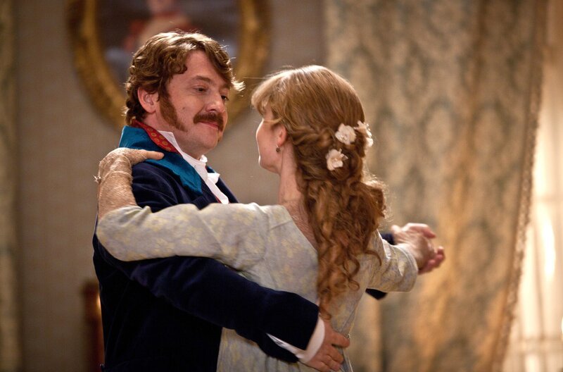 Captain Denisov (Thomas Arnold, li.), Natasha (Lily James, re.) – Bild: WDR/​BBC