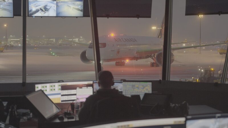 Die Enteisungsleitstelle, bekannt als „das Eishaus“, sorgt dafür, dass die Enteisungsmaßnahmen auch während einer verschneiten Nacht weiterlaufen. (Arrow International Media Ltd & Cantina Media) – Bild: Arrow International Media Ltd & Cantina Media