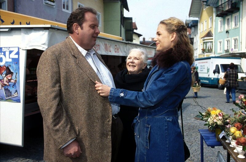 Jennifer (Katharina Schwarz, r.) begrüßt Benno (Ottfried Fischer, l.) und Resi (Ruth Drexel, M.). – Bild: SAT.1 /​ Magdalena Mate