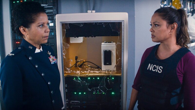 „Cabin Fever“ – After the mysterious death of an astronaut in a highly sensitive Mars simulation, the NCIS team must send Ernie into the habitat to investigate alone, on the CBS Original series NCIS: HAWAI’I, Monday, May 1 (10:00⁠–⁠11:00 PM, ET/​PT) on the CBS Television Network, and available to stream live and on demand on Paramount+*. Pictured: Gloria Reuben as Colonel Tannon McCarthy and Vanessa Lachey as Jane Tennant. – Bild: CBS