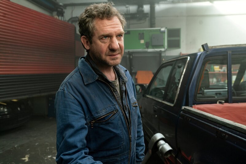 Hartung (Johannes Zeiler) will nichts von einer Zusammenarbeit wissen und wirft seine Gäste aus seiner Werkstatt. – Bild: Thomas Kost /​ ZDF Enterprises GmbH