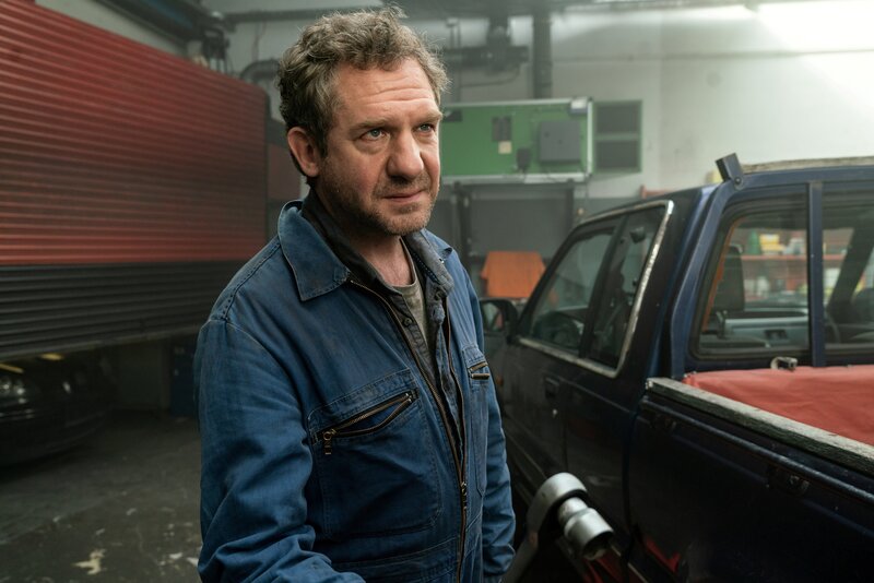 Hartung (Johannes Zeiler) will nichts von einer Zusammenarbeit wissen und wirft seine Gäste aus seiner Werkstatt. – Bild: Thomas Kost /​ ZDF Enterprises GmbH