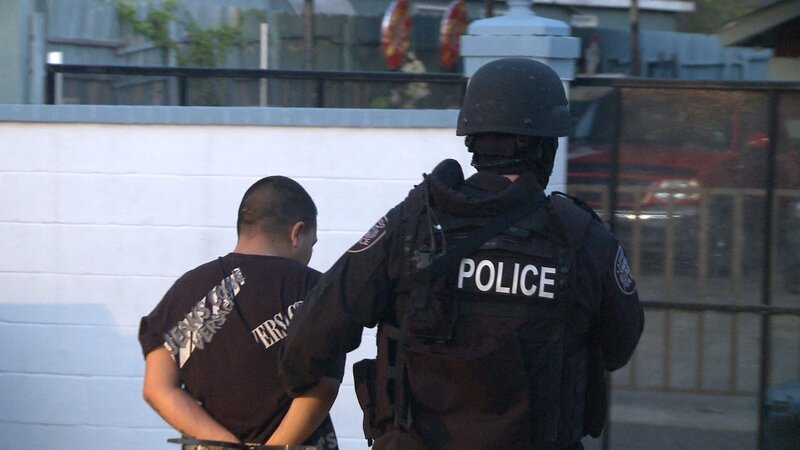 Laredo, TX: A police officer leading away an arrested man. – Bild: National Geographic