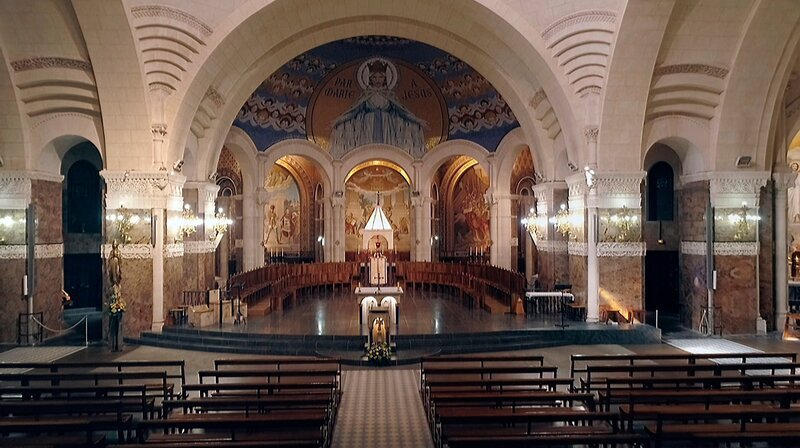 Statt der Strebebögen baute er seitliche Kapellen entlang des Kirchenschiffs. – Bild: phoenix