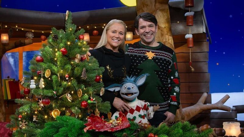 Fidi, Singa und Juri feiern gemeinsam Heiligabend und singen ein Weihnachtslied. Sie entdecken ein kleines Geschenk von den Wichteln. Was das wohl ist? – Bild: KiKA