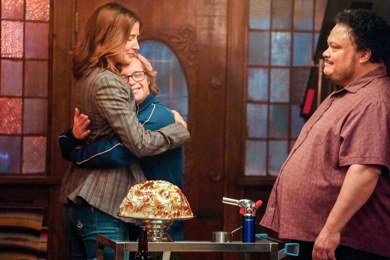 (v.li.): Cobie Smulders (Dex Parios), Cole Sibus (Ansel Parios), Adrian Martinez (Tookie Alvarez). – Bild: ORF/​Disney/​ABC/​Katrina Marcinowski