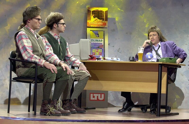 Christian Tramitz (l.), Rick Kavanian (M.) und Michael "Bully" Herbig (r.) spielen im Reisebüro eine chaotische Situation nach. – Bild: ProSieben / S.E.T. Eigenproduktionsbild frei Christian Tramitz (l.), Rick Kavanian (M.) und Michael "Bully" Herbig (r.) spielen im Reisebüro eine chaotische Situation nach. – Bild: ProSieben / S.E.T. Eigenproduktionsbild frei