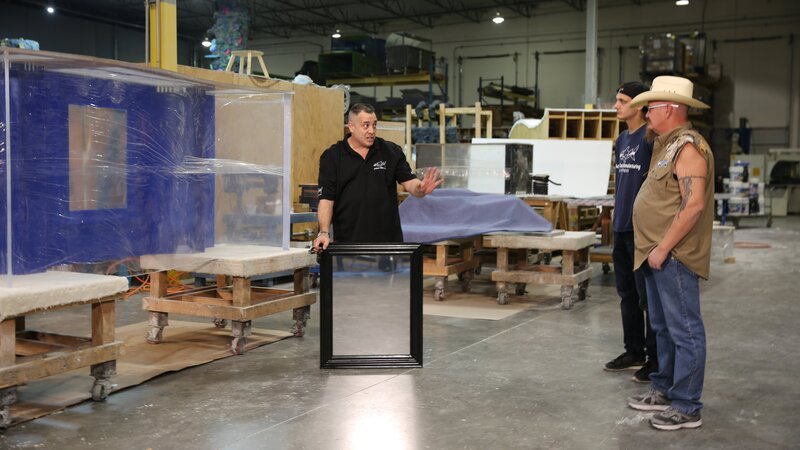 Wayde test out the infinity mirror on the tank. – Bild: Animal Planet /​ Discovery Communications