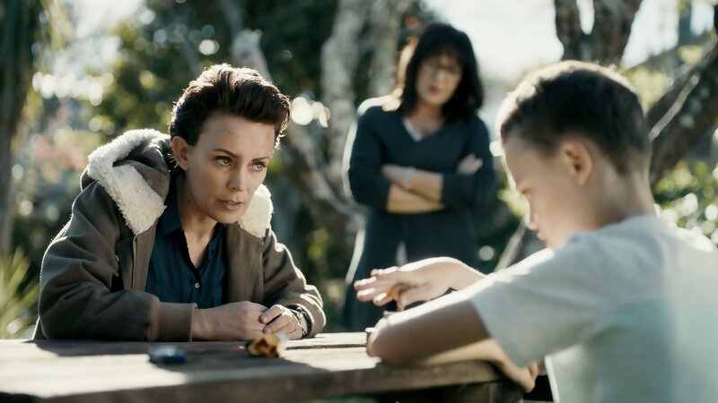 Detective Senior Sergeant Jessica Savage (Kate Elliott) versucht, den unter mysteriösen Umständen nach fünf Jahren aufgetauchten Schüler Nathan Baum (Niko Clare) zum Reden zu bringen. – Bild: ZDF und Richard Brimer