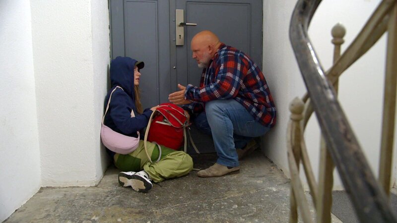 Peggy verbringt Weihnachten auf Mallorca, Joe will sich die Zeit in Berlin trotzdem schön machen: Also plant er eine riesige Weihnachtsparty mit all seinen Freunden. Doch plötzlich klopft es an seiner Tür – und Joe staunt nicht schlecht? – Bild: RTLZWEI