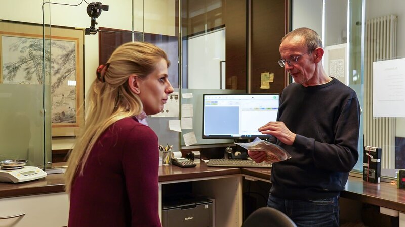 Franzi and Jan are talking – Bild: Warner Bros. Discovery, Inc. or its subsidiaries and affiliates /​ Philipp Kuepper