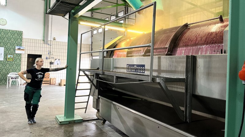 Shanna Reis keltert den ersten Rotwein des Jahres, damit die Tanks frei sind für den nächsten Most. – Bild: NDR/​SWR/​Donna Doerbeck