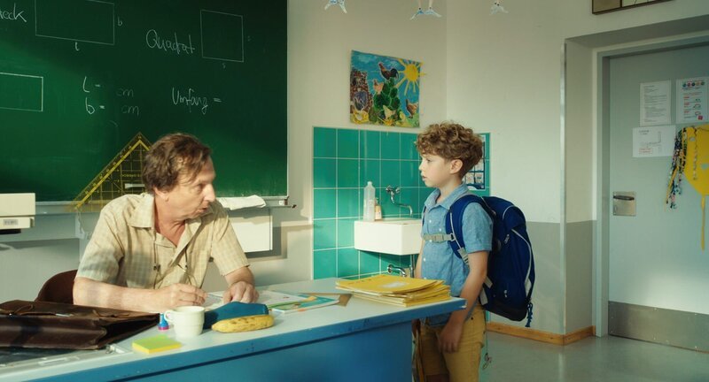 v.li.: Vor dem strengen Lehrer Zickzack (Rainer Egger) verschlägt es Franz (Jossi Jantschitsch) die Sprache. – Bild: ORF/​Nikolaus Geyrhalter Filmproduktion/​Wild Bunch Germany