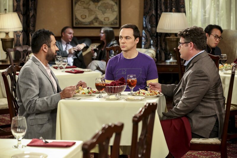 L-R: Dr. Campbell (Kal Penn), Sheldon Cooper (Jim Parsons), Dr. Pemberton (Sean Astin). – Bild: WBEI
