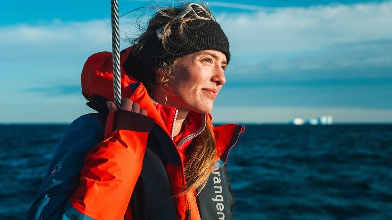 SRF DOK Das Expeditionsteam Grönland – Auf hoher See Folge 2 Naomie Bürki auf dem Segelschiff – Bild: SRF/​Ramona Waldner