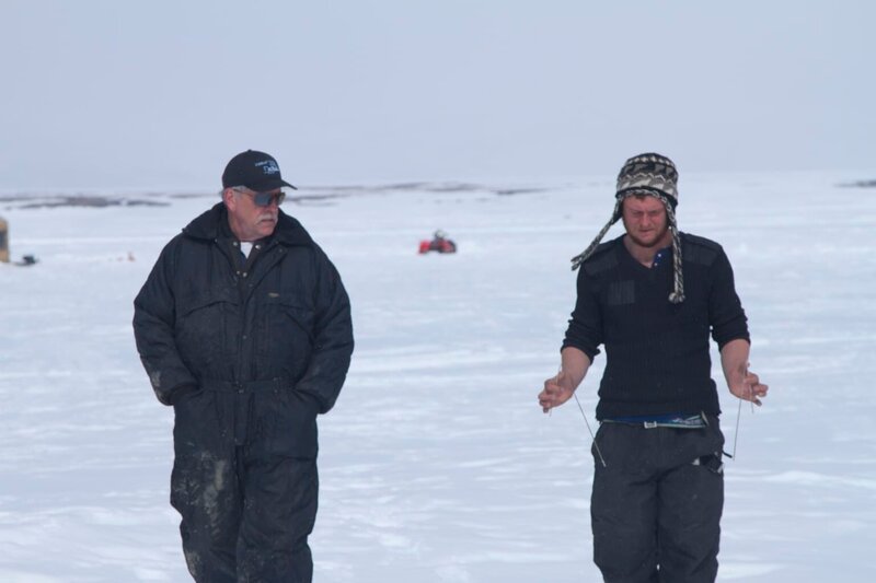 Steve Pomrenke shows Zeke Tenhoff how to use dowsing rods. – Bild: Discovery Channel /​ Discovery Communications