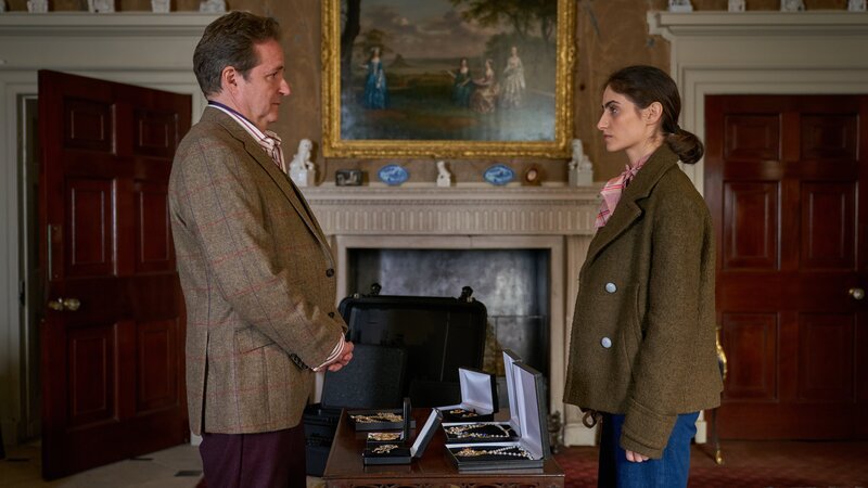 Lisa (Jasmina Al Zihairi) befindet sich in einem emotionalen Chaos. Ausgerechnet jetzt vertraut ihr Dan Percy (Charles Armstrong) teure Auktionsstücke an. – Bild: ORF /​ ZDF /​ Jon Ailes