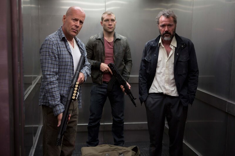 Gemeinsam versuchen John McClane (Bruce Willis, l.) und sein Sohn Jack (Jai Courtney, M.), den Russen Komarov (Sebastian Koch, r.) zu retten, der scheinbar Opfer einer politischen Verschwörung geworden ist und dem deshalb die russische Unterwelt im Nacken sitzt … – Bild: Twentieth Century Fox Film Corporation /​ Frank Masi, SMPSP