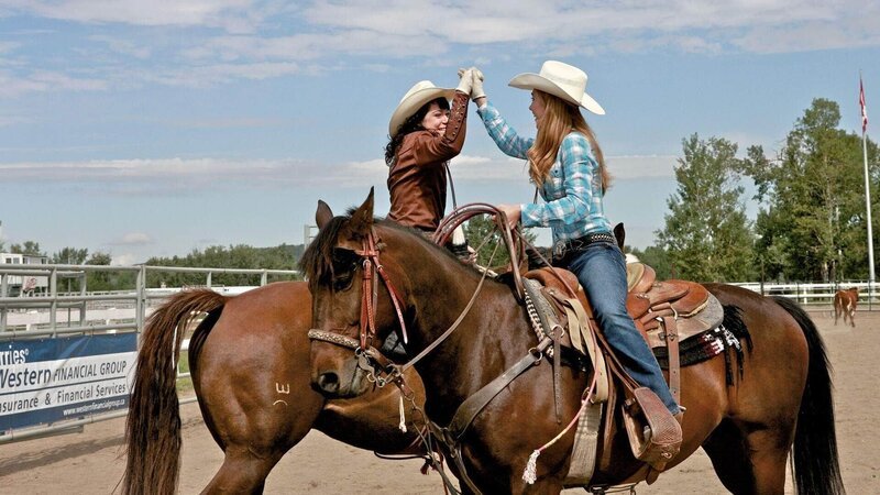 Amy (Amber Marshall, re.) und Kit (Tatiana Maslany) gewinnen den Jackpot beim Team Roping. – Bild: MG RTL D