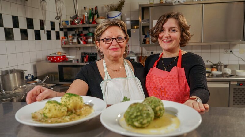 Steffi Herkner, Wirtin auf der Wieden, aus Familientradition und Leidenschaft mit ihrer Mama: – Bild: ORF