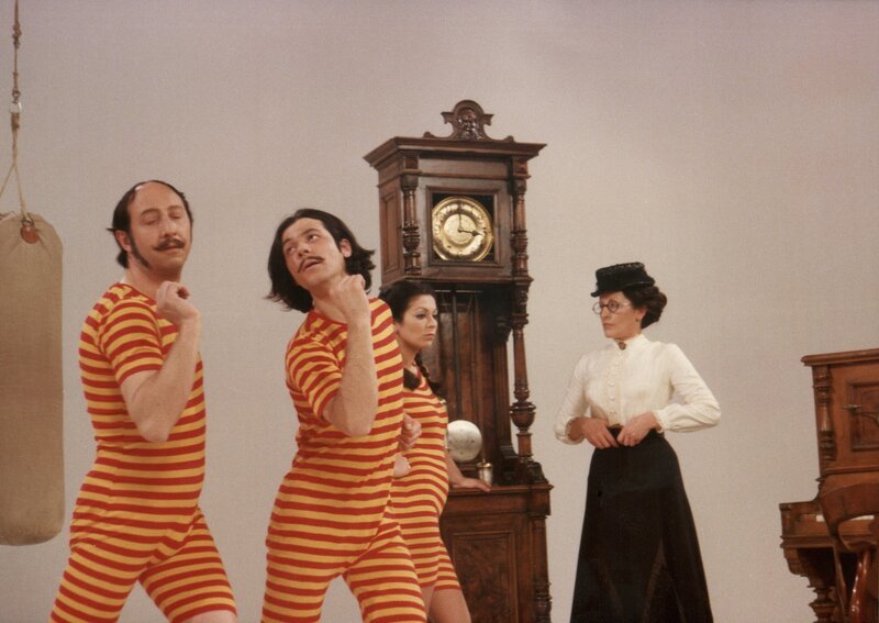 In der 9. Folge geht es um Fragen zur Uhrzeit. In der Gymnastikstunde gibt es Gelegenheit dazu. – Bild: BR/​Foto Sessner