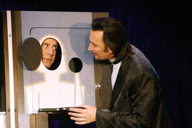 „Monk“, „Mr. Monk und die Magie des Mordens.“ Der Profi-Magier Karl Torini schmuggelt Drogen in die USA. Als ihm der nette, aber etwas naive Hobbyzauberer Kevin Dorfman auf die Schliche kommt, inszeniert Torini einen nahezu perfekten Mord. Monk und Natalie, die mit Kevin befreundet waren, lassen sich allerdings nicht so leicht täuschen. Im Bild (v.li.): Tony Shalhoub (Adrian Monk), Steve Valentine (Karl Torini). – Bild: ORF/​Universal