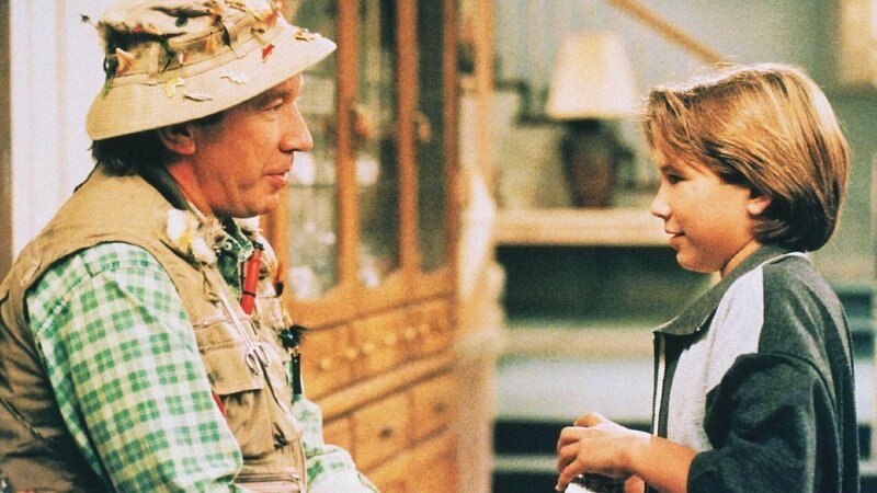 Randy (Jonathan Taylor Thomas, re.) weigert sich, weiterhin ein Zimmer mit seinem jüngeren Bruder Mark zu teilen. Tim (Tim Allen) schlägt ihm vor, den Hobbykeller auszubauen, ein „Zimmer ohne Aussicht“. – Bild: TVNOW /​ Touchstone Television