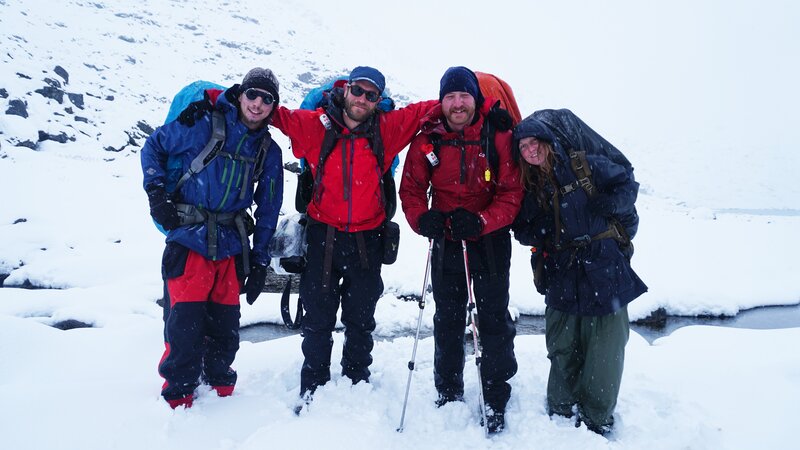 Parker Schnabel, Rick Ness, Karla Charlton & James Levelle on the Chilkoot Trail stand outside. – Bild: Discovery Channel /​ Discovery Communications