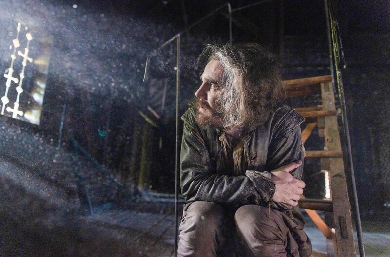 Michelangelo (Eddie Mann) hinterfragt den Sinn seiner Kunst – seine Schaffenskrise wird durch den Tod von Leonardo und Raffael verstärkt. (Spielszene) – Bild: Ludovic Robert/​BBC Studios