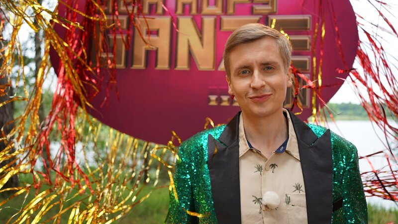 Till Reiners vermittelt Klima-Fakten im Rahmen einer Retro-Gameshow. – Bild: ZDF und Frederic Boegel