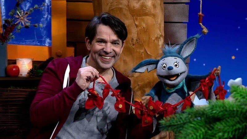 Es ist der 1. Dezember! Fidi entdeckt einen Adventskalender in ihrer Fledermaushöhle. Ob das die Buamhaus-Wichtel waren? – Bild: KiKA