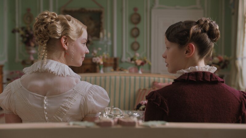 Anya Taylor-Joy (Emma Woodhouse), Mia Goth (Harriet Smith). – Bild: ORF/​Universal/​Focus Features